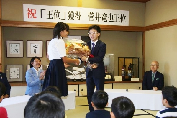 菅井王位 倉敷でタイトル獲得報告　市長や教え子に一層の飛躍誓う （山陽新聞デジタル） - Yahoo!ニュース