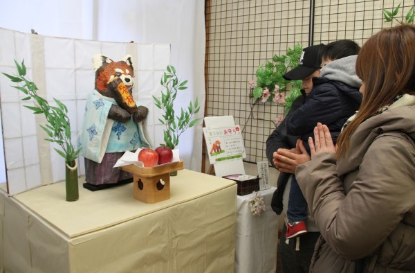 木から落ちないパンダに合格祈願　岡山県の池田動物園が神主姿の人形展示 （山陽新聞デジタル） - Yahoo!ニュース