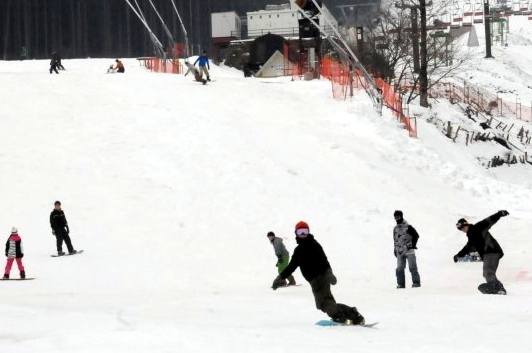 新見・いぶきの里がスキー場開き　岡山県内トップ切り、初滑り満喫 （山陽新聞デジタル） - Yahoo!ニュース